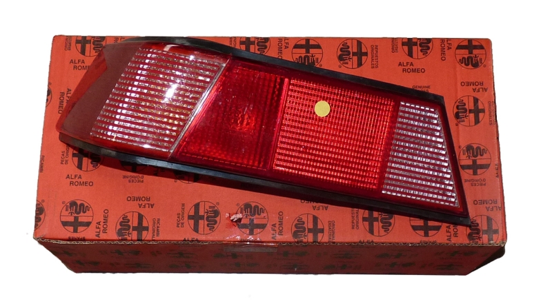 Rückleuchte links AR33 (907) 90-94 Rechtslenkung!